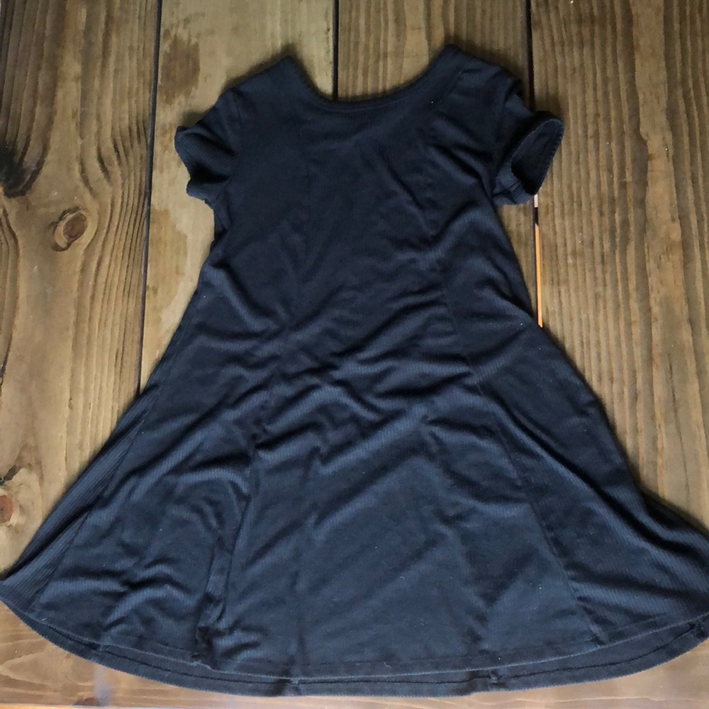 Girls (L) dress (art class)